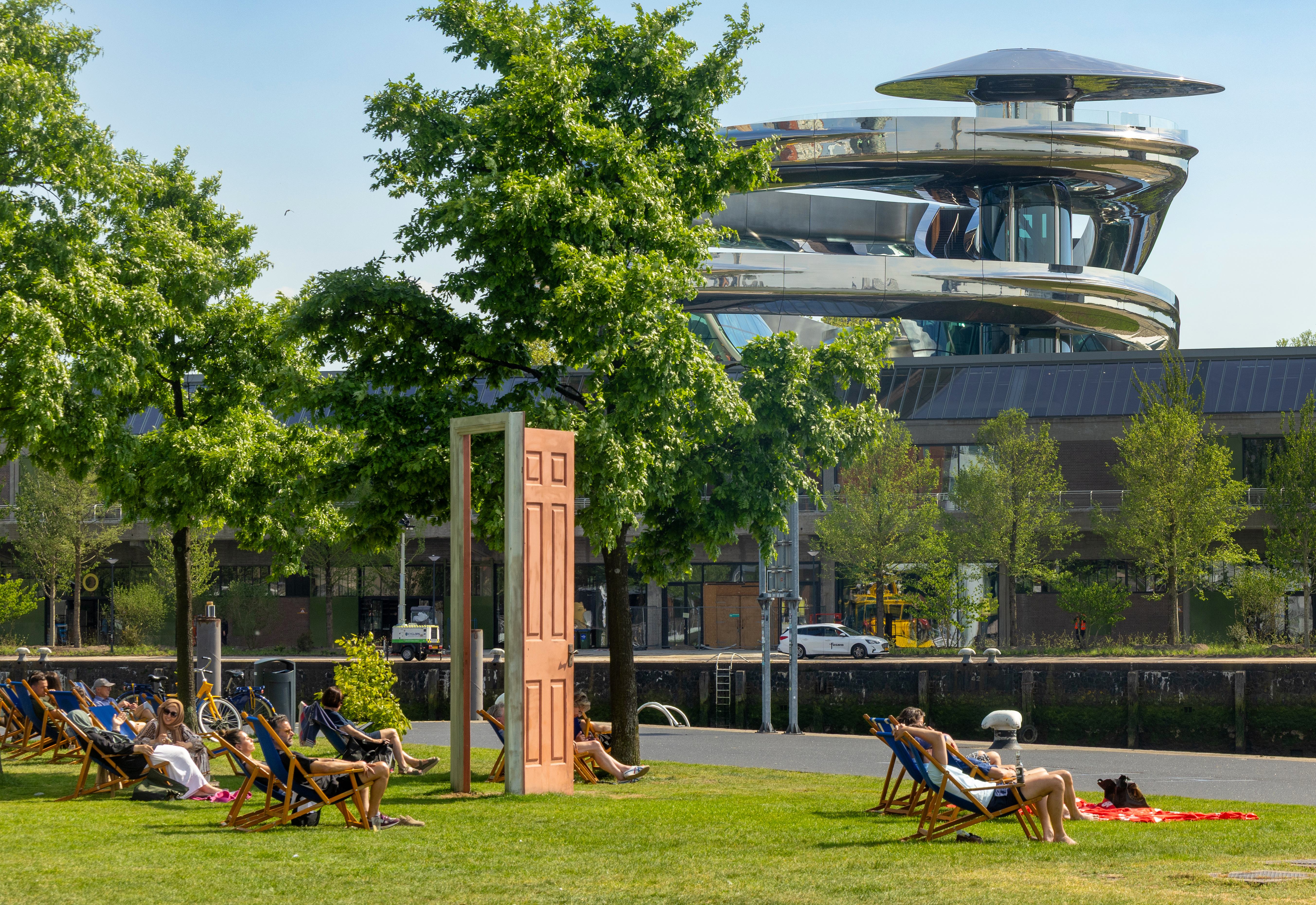 De Tornado is een trap van het Fenix museum. Deze draait omhoog als een wervelwind en staat symbool voor de grote veranderingen die mensen meemaken als ze verhuizen.